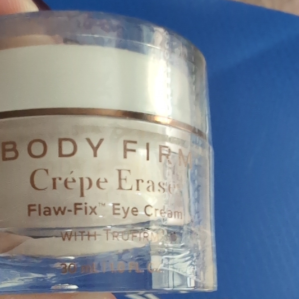 Crepe Erase Flaw Fix Eye Cream - Elegant White and Gold - Picture 3 of 5